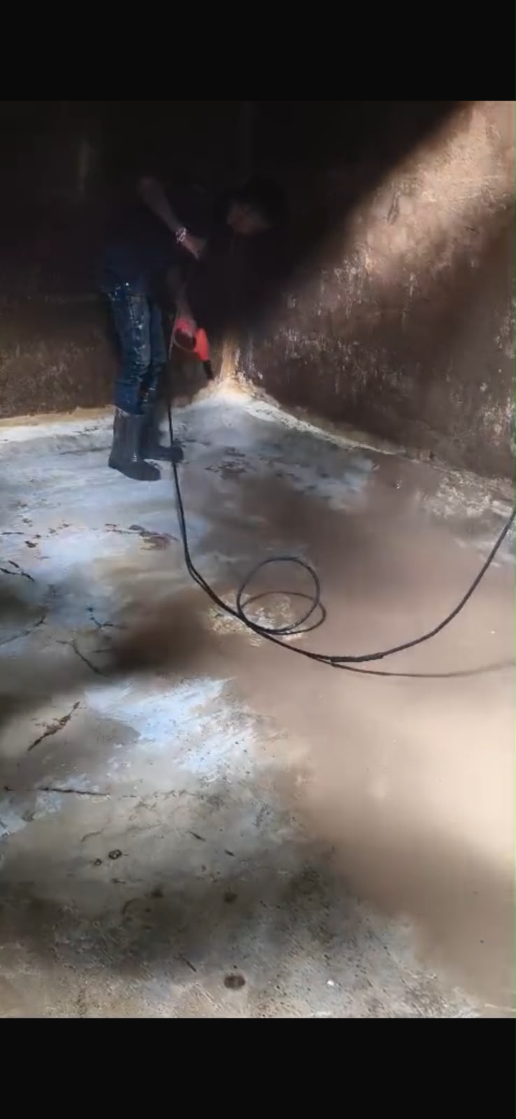 Water tank internal surface pressure washing during cleaning