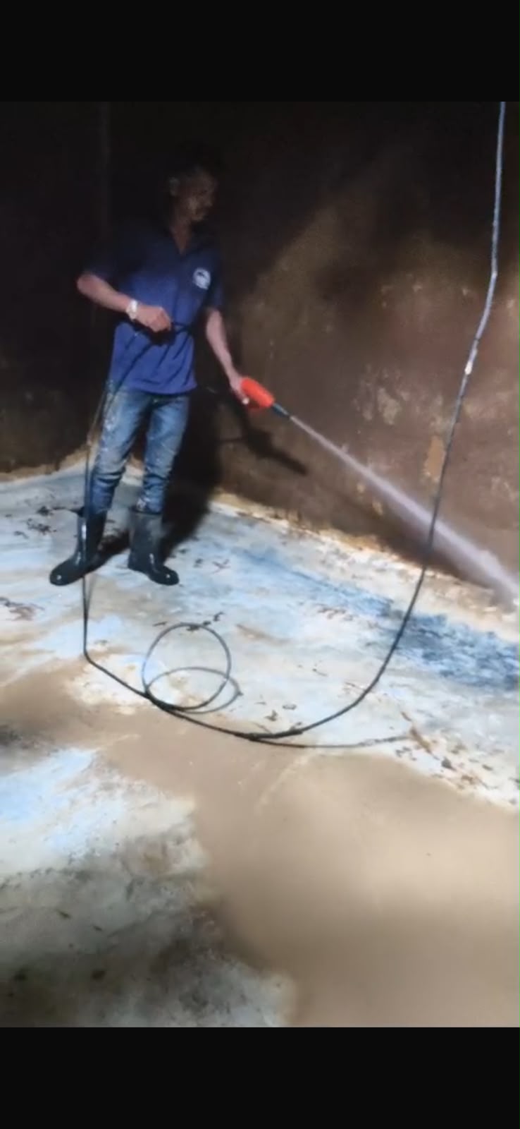Pressure water cleaning inside a water tank